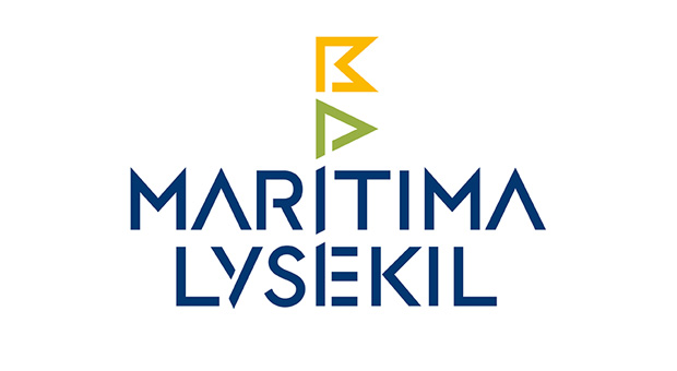 Logotypen för Maritima Lysekil - Två sjöflaggor följt av texten Maritima Lysekil