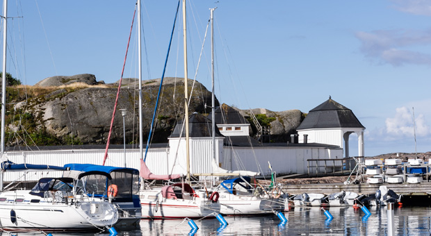 Foto på båtar i en av Lysekils gästhamnar samt kallbadhuset.