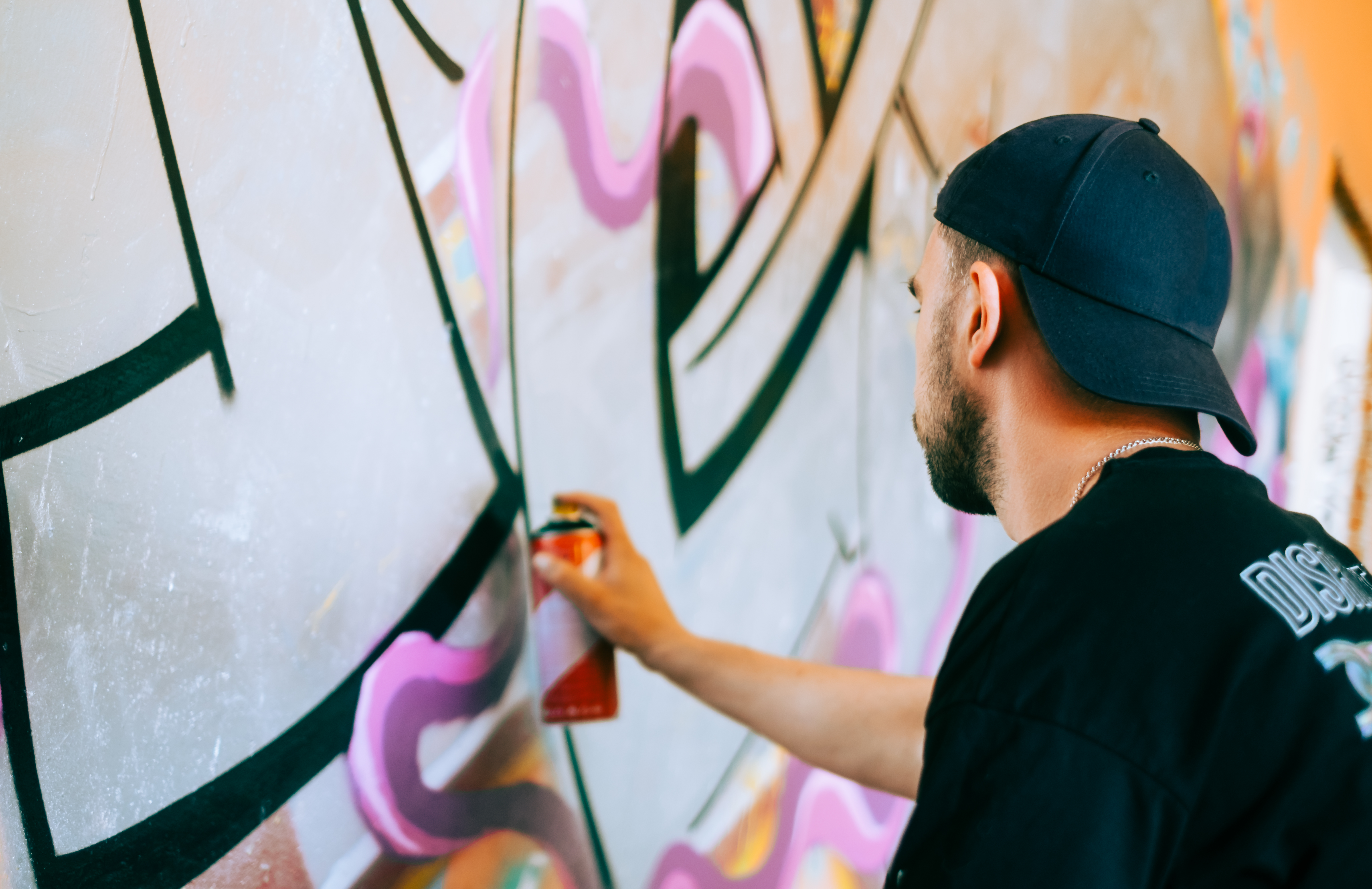 Bild på person som målar graffiti