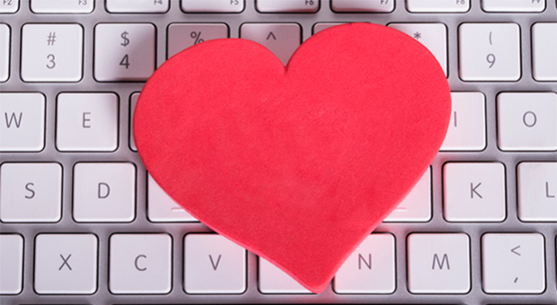 Ett rött hjärta på ett tangentbord