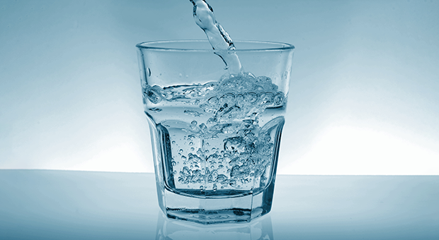 Bild på ett dricksglas som fylls med vatten