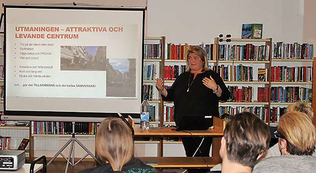 Foto av Marlene Hassel som föreläser på Lysekils stadsbibliotek
